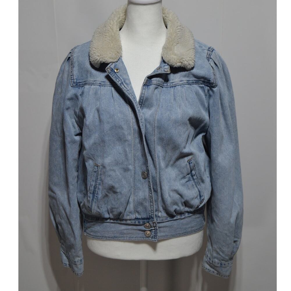 American Eagle Outfitters Woman's Jean Jacket with Fur Collar Size Small